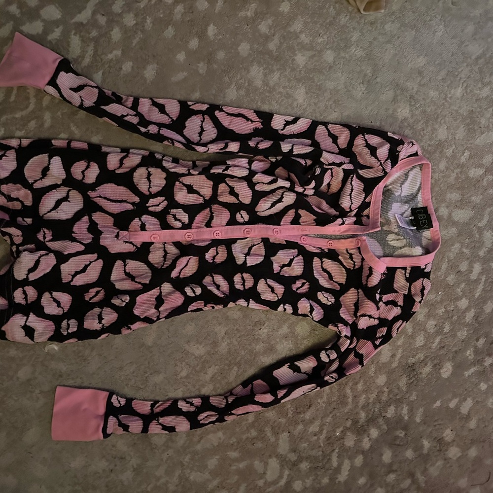 Pink and Black lips romper women’s One Piece onsie M clubexx